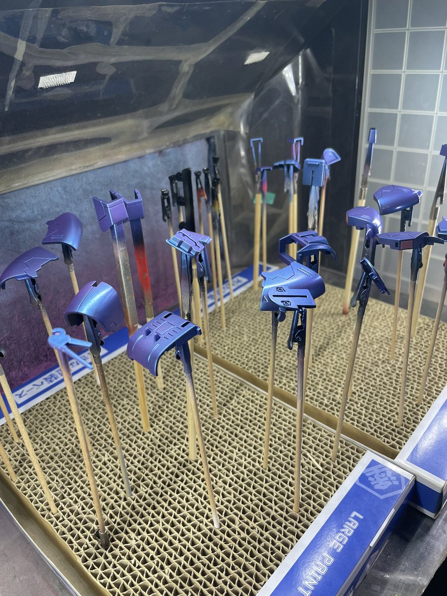 おはようございます😊

やりたい塗装表現の為にアッシマーの外装には一旦青くなってもらいました✨

偏光塗料で角度によって赤みが強くなりますが、他のパーツで試し塗りしたら偏光塗料はあまり意味なさそうです😆笑

あとは綺麗に表現できるかどうか…ここからが本番です🫡

#ガンプラ
#アッシマー