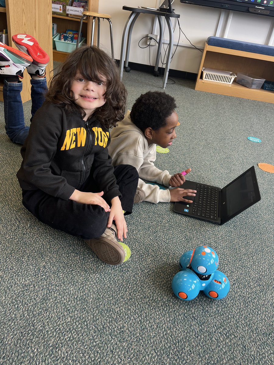 techiepusher's tweet image. Maker Friday with Mr Keefe in the library!! Coding robots!  K-1 used the Cubettos and grade 3 used Dash!! @trsweeney44 #Coding