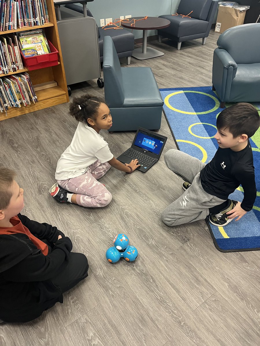 techiepusher's tweet image. Maker Friday with Mr Keefe in the library!! Coding robots!  K-1 used the Cubettos and grade 3 used Dash!! @trsweeney44 #Coding
