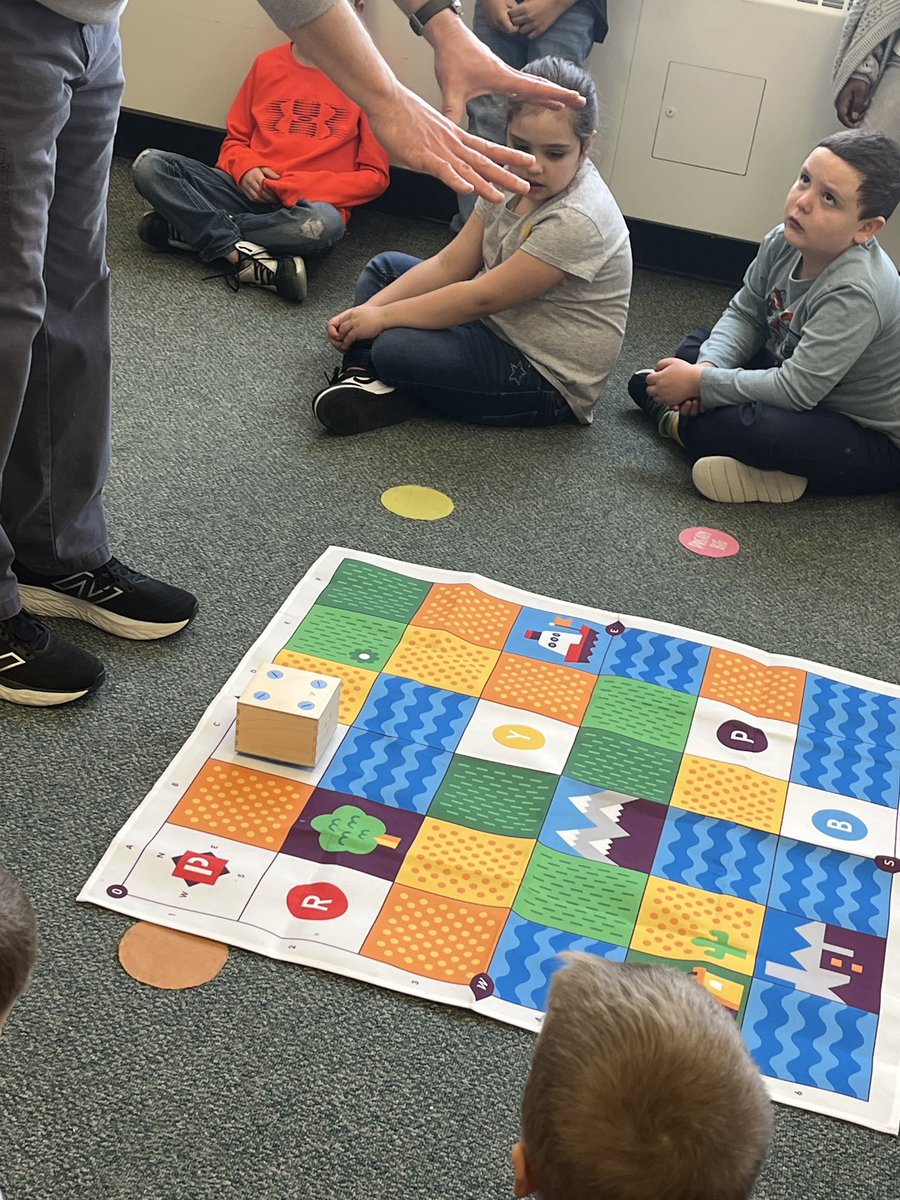 techiepusher's tweet image. Maker Friday with Mr Keefe in the library!! Coding robots!  K-1 used the Cubettos and grade 3 used Dash!! @trsweeney44 #Coding