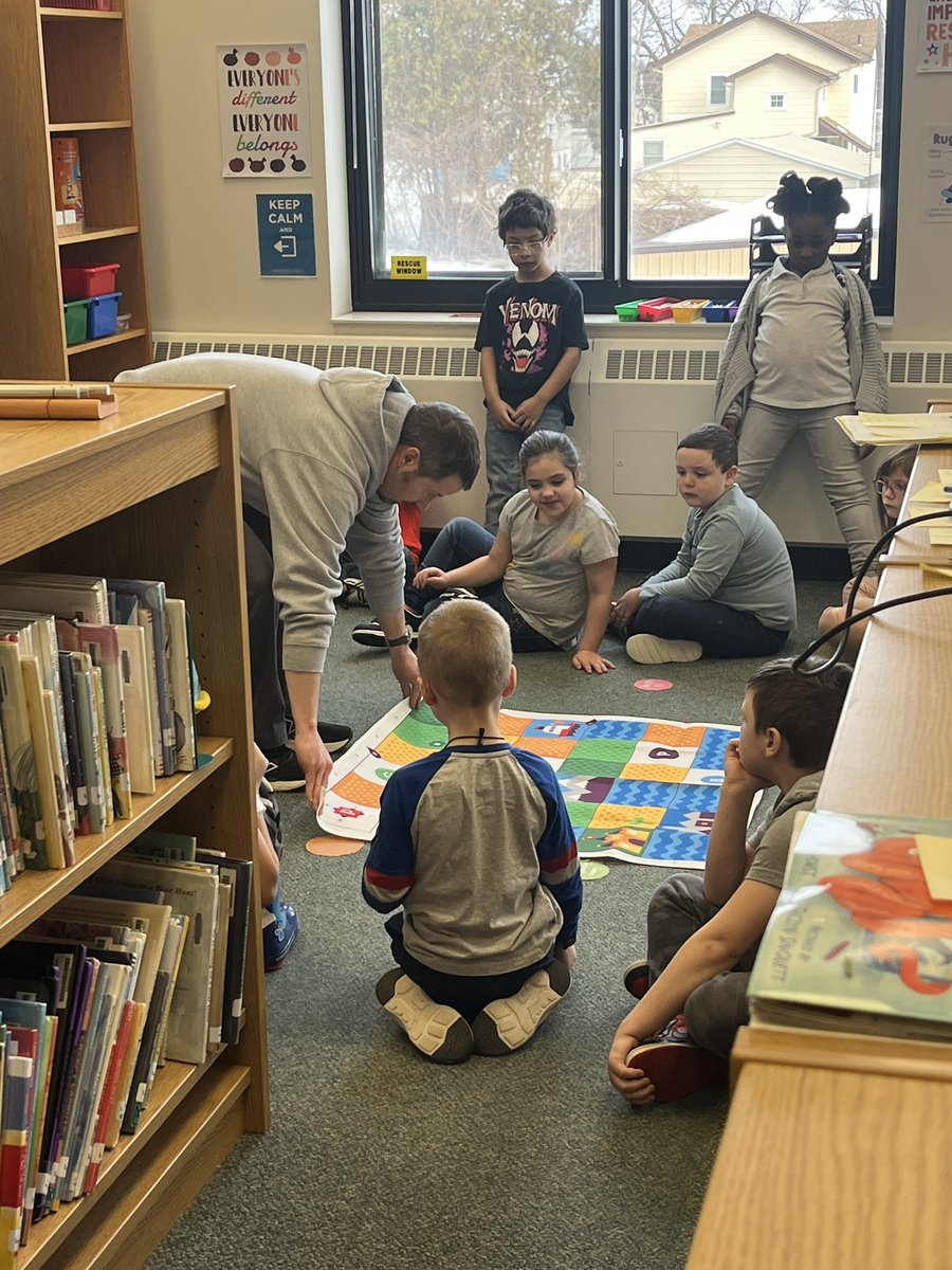 techiepusher's tweet image. Maker Friday with Mr Keefe in the library!! Coding robots!  K-1 used the Cubettos and grade 3 used Dash!! @trsweeney44 #Coding