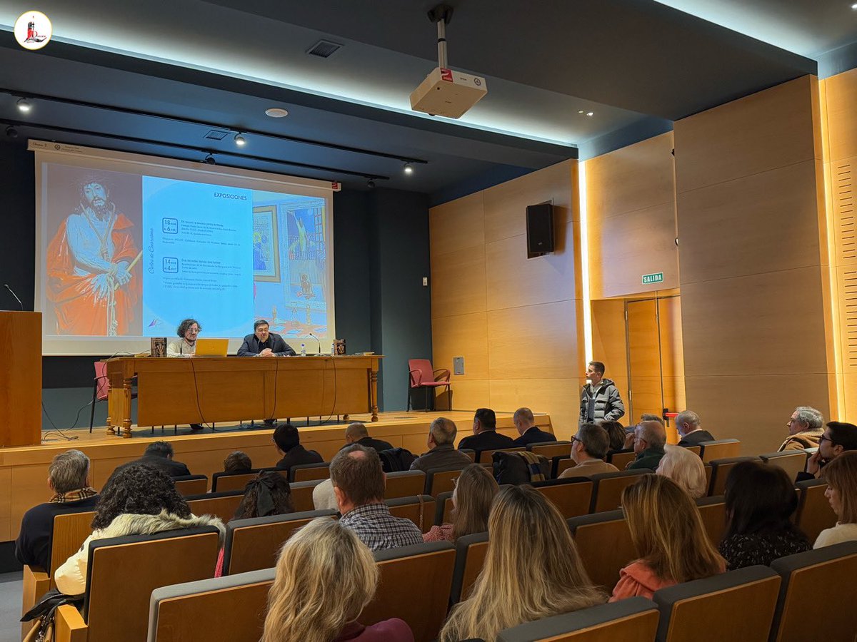 IglesiaEnLeon's tweet photo. 👉🏼 El salón de actos del #MDydSS ha acogido esta tarde la #presentación del programa 🗓️🕯️ 'Ciclos de Cuaresma MDydSS 2025' por sus directores y del ✝️📖 #libro '75 años juntos. Historia de la Junta Mayor de la @SSantaLeon (1947-2022)' a cargo de su autor D. Carlos García Rioja. https://t.co/bUc2FRmOD4