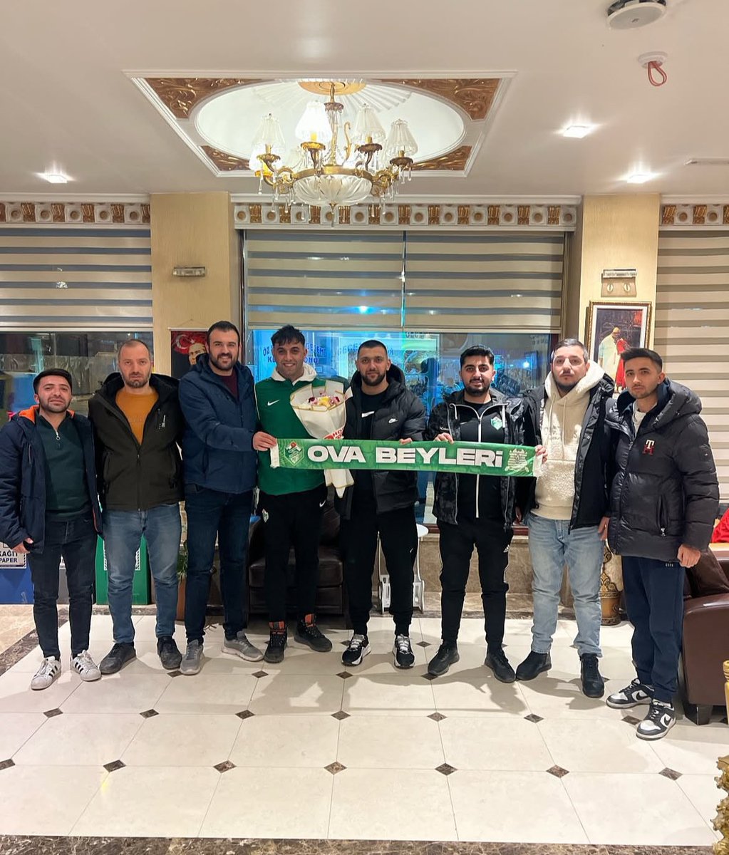 #Iğdır FK taraftar gruplarından <a href="/OvaBeylerii/">Ova Beyleri</a>, #Çorum FK takımını kamp yaptıkları otelde ziyaret ettiler. 

🟢⚪️🤝🔴⚫️

#OvaBeyleri