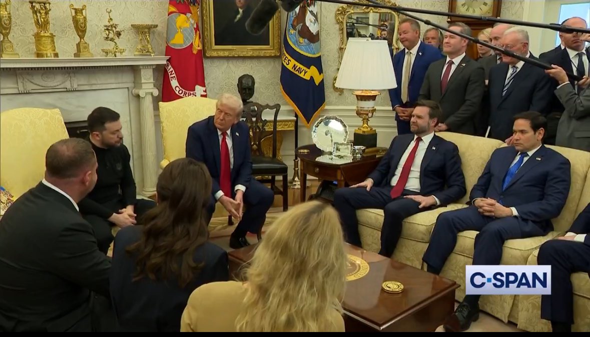 الرئيس زيلينسكي أول رئيس يقف في وجه البلطجة الأمريكية في عقر دارها👍
للتاريخ واجه أكبر دولتين: روسيا بوتين، وأمريكا ترامب.