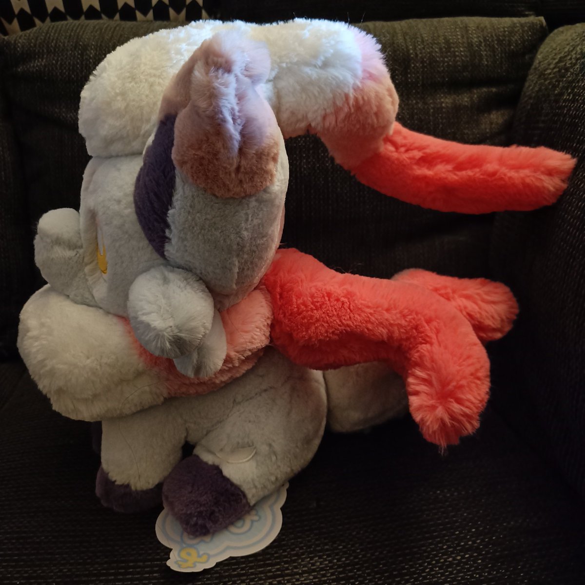 Chiko_Charm's tweet image. Fuwa Fuwa Daki #HizuianZorua plush arrived, he's so fluffy!!😍 
#Zorua #Pokemon #PokemonPlush #PokemonCenter