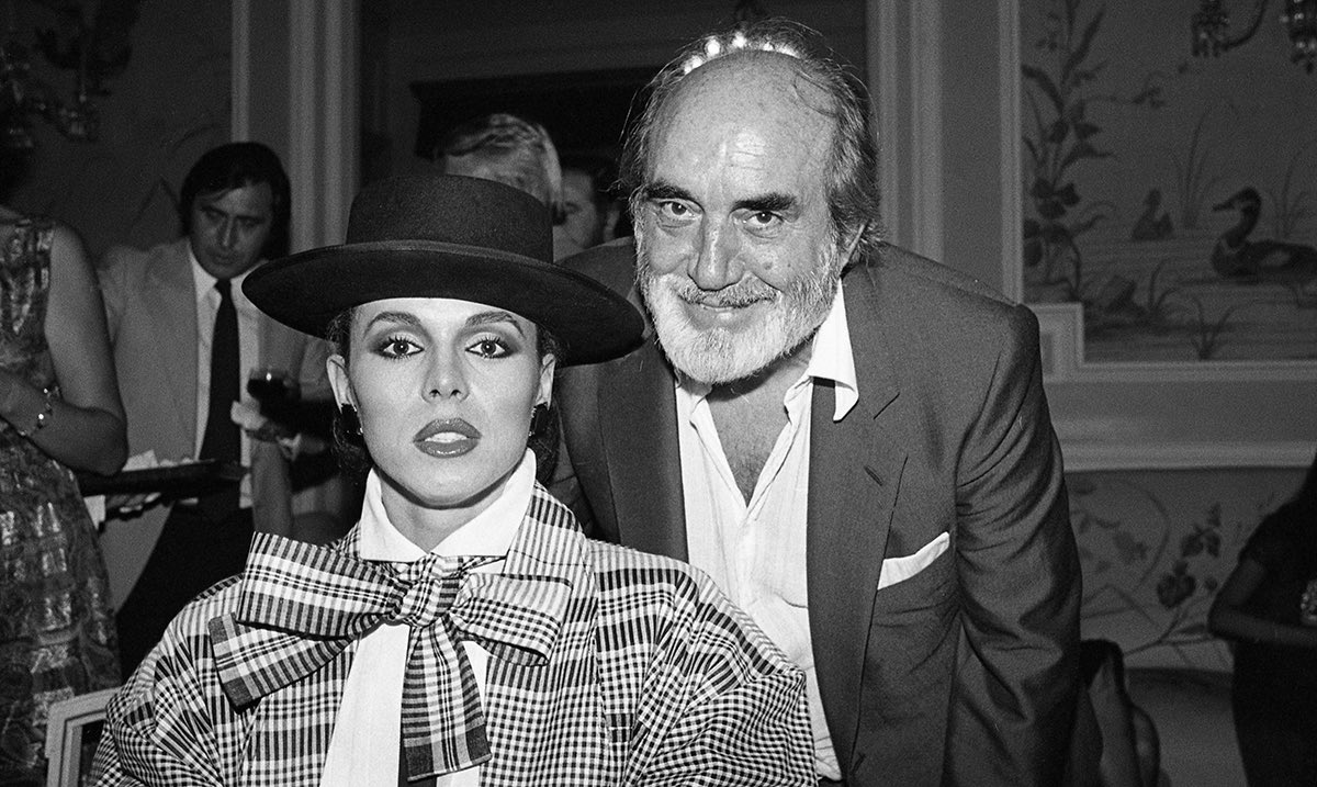 #Chanquete con
#BibianaFernández en el Palacio de Aiete durante el <a href="/sansebastianfes/">Donostia Zinemaldia - Festival de San Sebastián</a> de 1982
“Antonio se hinchó a firmar autógrafos en aquel Festival. Su popular personaje Chanquete acababa de morir en Verano Azul” (Crónica de <a href="/MikelGurpegui/">Mikel G. Gurpegui</a> en <a href="/diariovasco/">El Diario Vasco</a> de 2007).