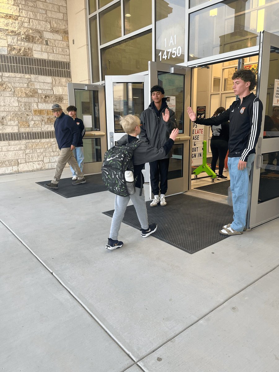 Once again, our varsity boys went to all the MV elementary schools to greet students at the door! ✌🏻😎 #PantherSoccerFamily