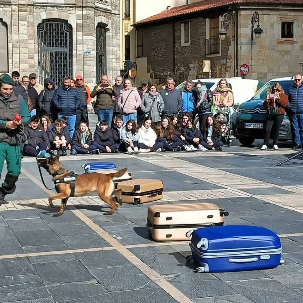 Hoy 28 de febrero, día mundial de las enfermedades raras, desde <a href="/AderleL/">ASOCIACION DE ENFERMEDADES RARAS DE LEÓN-ADERLE</a> no tenemos más que palabras de agradecimiento hacia toooodas las personas que han asistido a la Catedral.   Han estado presentes todos los estamentos posibles; Porque sin investigación no hay futuro. 💚💜