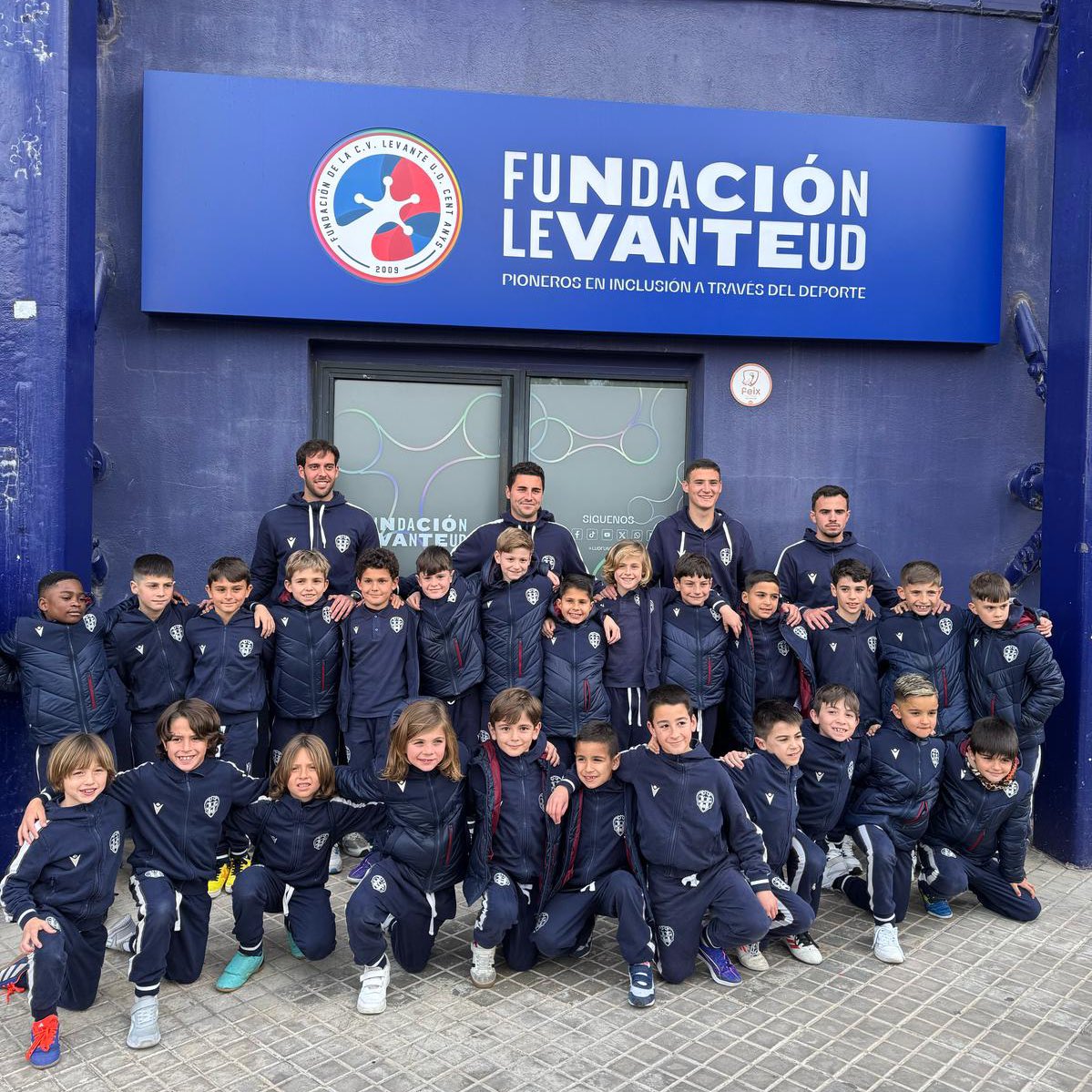 🚍🐸 El Prebenjamin A y el Benjamín B se van a Barcelona a jugar el torneo Team Cup 

👏 Mucha suerte, chicos!