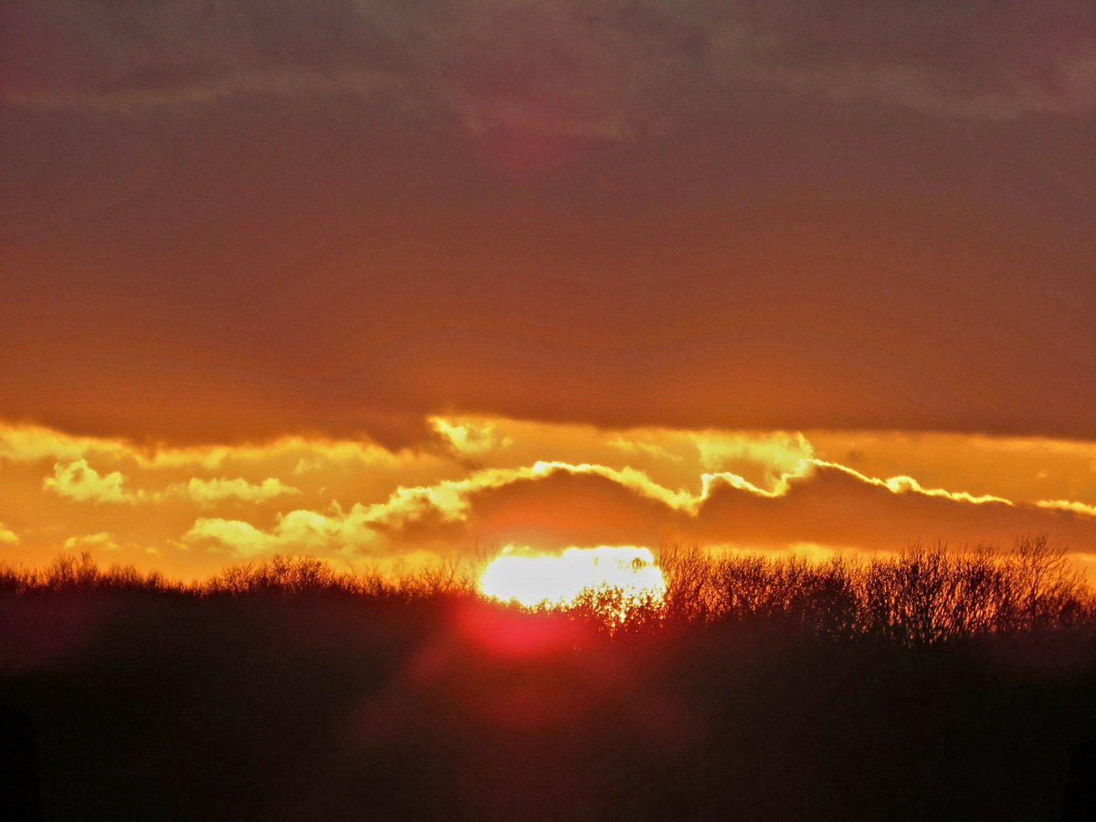 As he watched, a chill caught him, reminding him of some forgotten time. There before him, though, the sun set warmly and present. 
#writer #writing #WritingCommmunity #writersoftwitter #photo #photooftheday