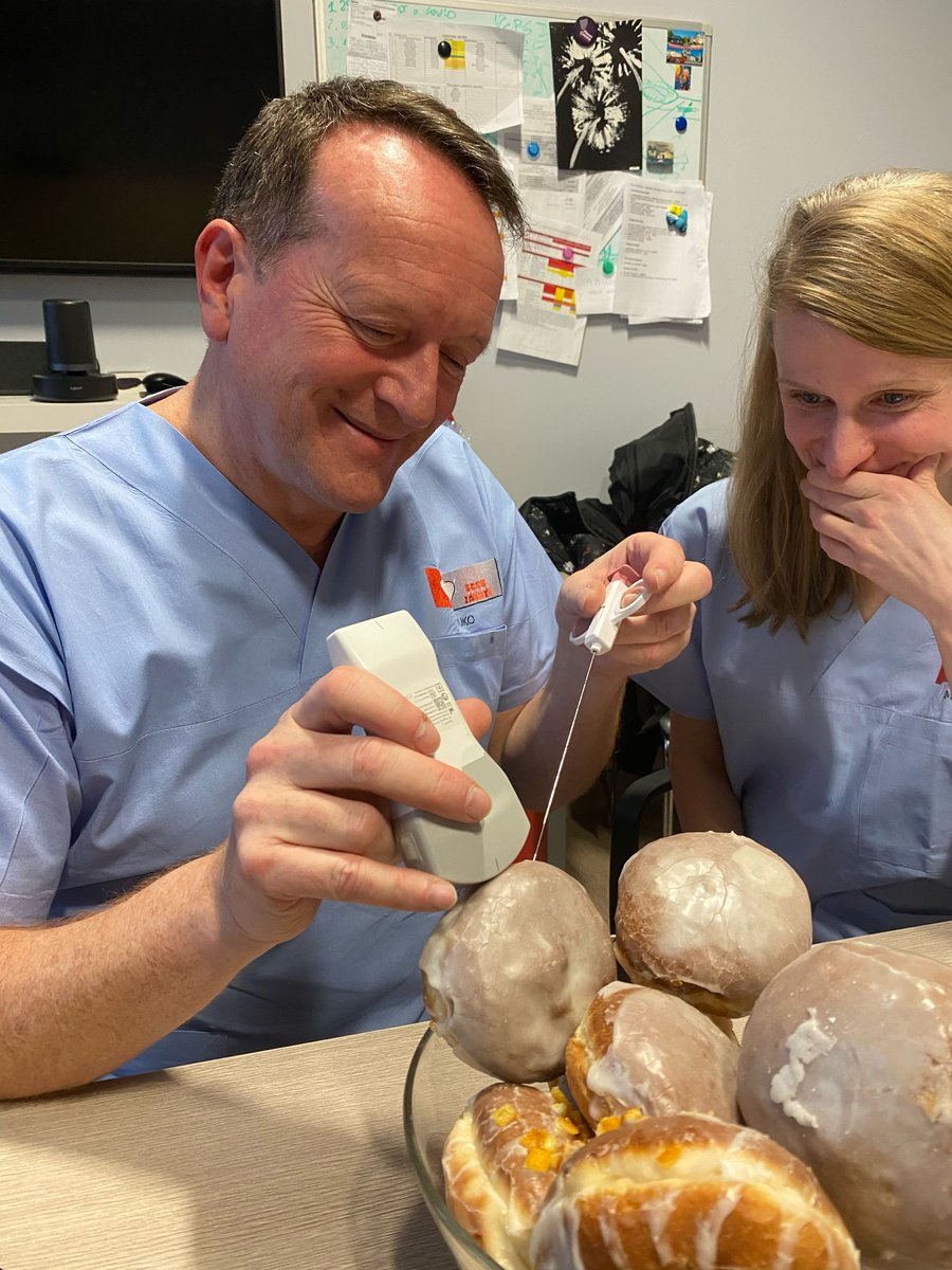 Dernier entraînement avant d'aller faire la première biopsie échoguidée du nouveau et 4eme centre du G-ECHO Pologne à Zabrze, en silesie(sud-ouest de la Pologne) ... Tous les fantômes sont bons à prendre, ici biopsie sur beignet du jeudi gras !