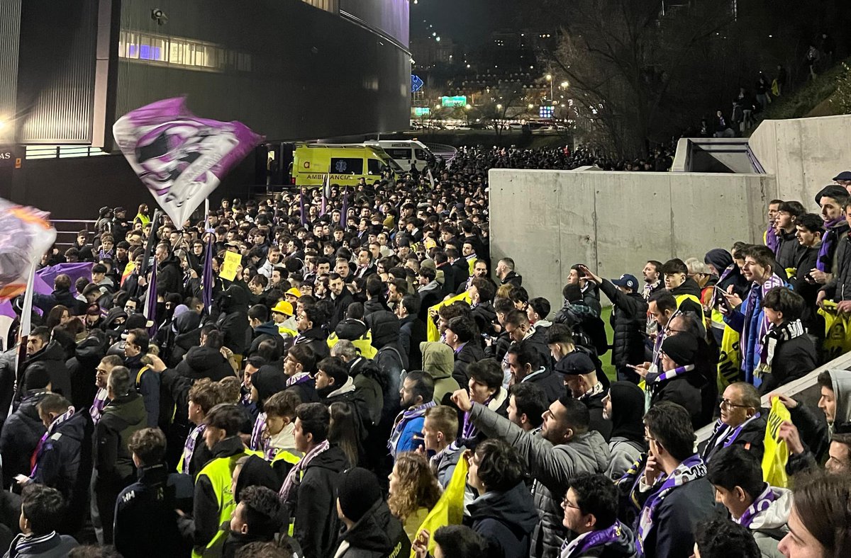 🟣 Miles de aficionados del #Pucela congregados en la protesta organizada por <a href="/fdprvalladolid/">Federación de Peñas del Real Valladolid</a> y <a href="/FondoNorte1928/">FONDO NORTE 1928</a>