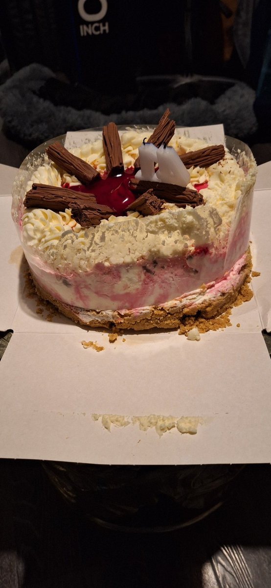 RavenJackxxx's tweet image. My cake describes how my day has went... perfectly 🤣  happy birthday to me 🙈 oh well...  it&apos;s the thought that counts ❤️ xxx