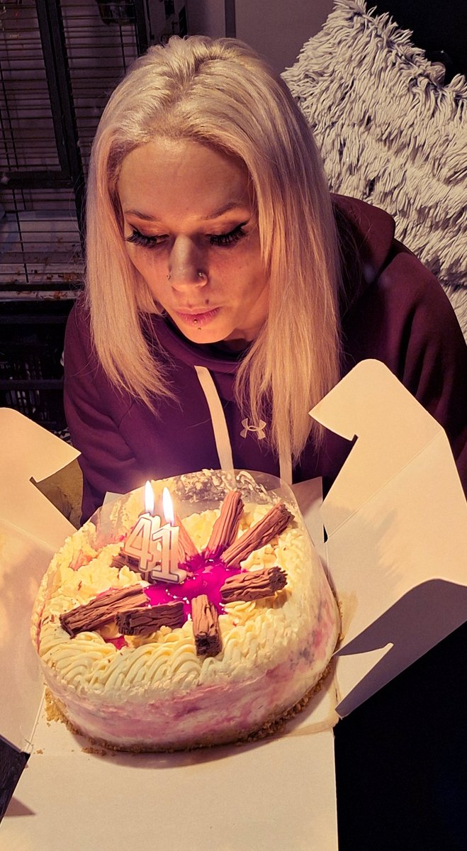 RavenJackxxx's tweet image. My cake describes how my day has went... perfectly 🤣  happy birthday to me 🙈 oh well...  it&apos;s the thought that counts ❤️ xxx