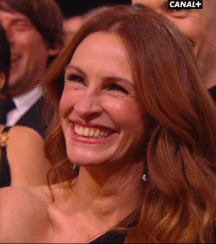 blog_bazart's tweet photo. #Cesars2025 il  y a le monde qui s'écroule tout autour et le temps qui passe inexorablement et il y a le sourire de #juliaroberts immuable, incroyable depuis déjà plus de 30 ans.... https://t.co/GGD9zFMXTz