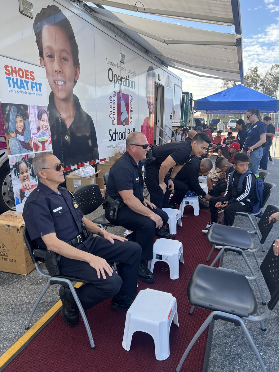 LAPDOutreach's tweet image. Operation School Bell- Humprey’s Avenue Elementary School. #LAPD Public Engagement Section—Reserve Unit and Reserve Officers from Hobk, Metro, 77th, Central, MCD, Pacific, Harbor Divisions. Operation School Bell is committed to new clothes and new shoes for children of LA.