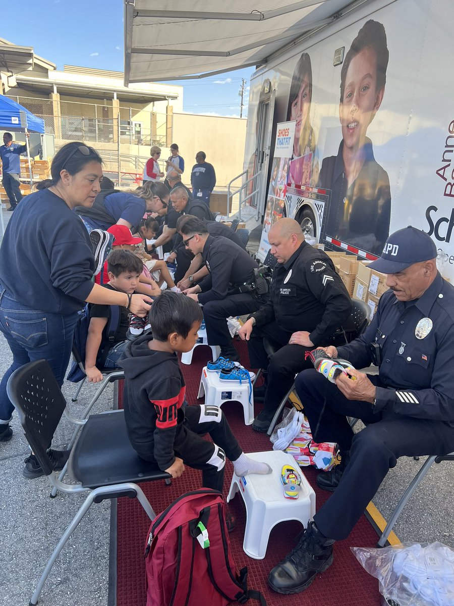 LAPDOutreach's tweet image. Operation School Bell- Humprey’s Avenue Elementary School. #LAPD Public Engagement Section—Reserve Unit and Reserve Officers from Hobk, Metro, 77th, Central, MCD, Pacific, Harbor Divisions. Operation School Bell is committed to new clothes and new shoes for children of LA.