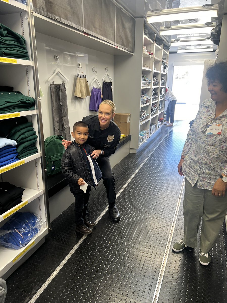 LAPDOutreach's tweet image. Operation School Bell- Humprey’s Avenue Elementary School. #LAPD Public Engagement Section—Reserve Unit and Reserve Officers from Hobk, Metro, 77th, Central, MCD, Pacific, Harbor Divisions. Operation School Bell is committed to new clothes and new shoes for children of LA.