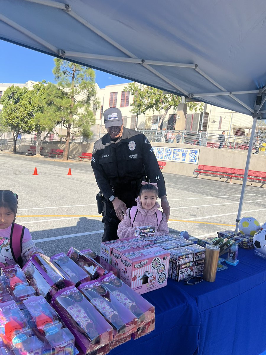 LAPDOutreach's tweet image. Operation School Bell- Humprey’s Avenue Elementary School. #LAPD Public Engagement Section—Reserve Unit and Reserve Officers from Hobk, Metro, 77th, Central, MCD, Pacific, Harbor Divisions. Operation School Bell is committed to new clothes and new shoes for children of LA.