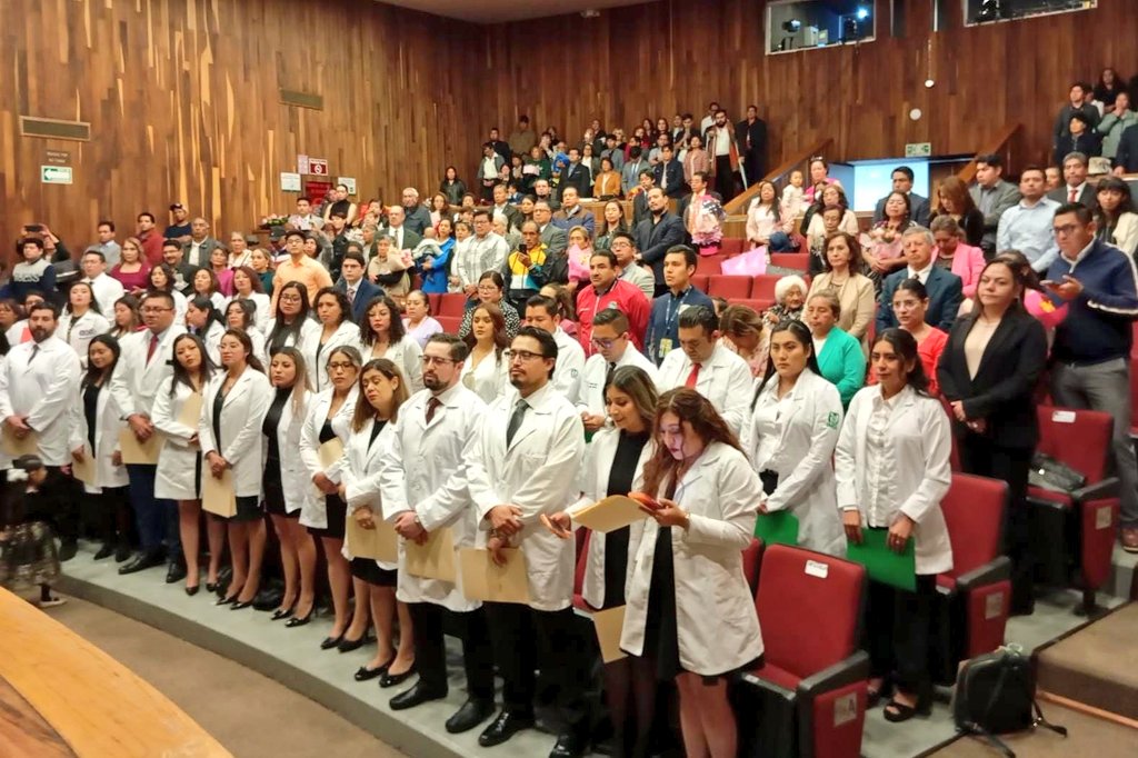 tlaxcalaIMSS's tweet image. #IMSSTlaxcala realizó Ceremonia de Clausura Académica de Médicas y Médicos Residentes de la Generación 2022-2025, en la que egresaron 38 especialistas, 12 en Medicina de Urgencias y 26 de Medicina Familiar. 

#OrgulloIMSS 🦅#SoyResidenteIMSS 💚
