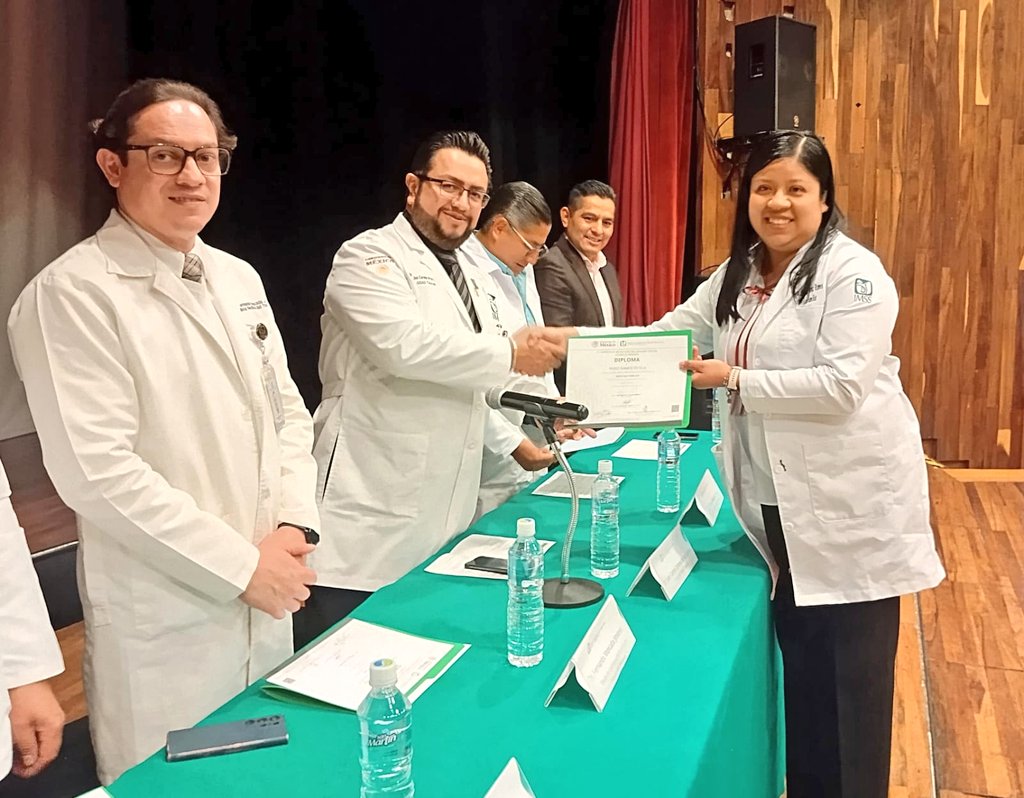 tlaxcalaIMSS's tweet image. #IMSSTlaxcala realizó Ceremonia de Clausura Académica de Médicas y Médicos Residentes de la Generación 2022-2025, en la que egresaron 38 especialistas, 12 en Medicina de Urgencias y 26 de Medicina Familiar. 

#OrgulloIMSS 🦅#SoyResidenteIMSS 💚