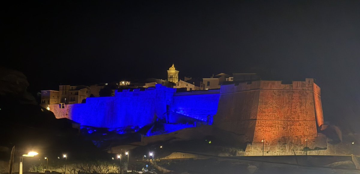 Bonifacio aux couleurs de l’Ukraine 🇺🇦 
Après la scène médiatique et hallucinante du Bureau Ovale où Trump et Vance se sont très grossièrement comportés en humiliant  le peuple ukrainien et son courageux Président, l’Europe, plus que jamais, a besoin d’être unie et forte pour