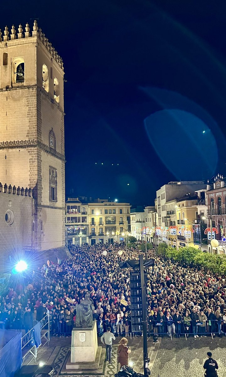 ¡Hola mundo! Aquí Badajoz 🤙
Bienvenidos al Carnaval mas grande de la historia 
Esto es…
B A D A J O Z ❤️🎭
#carnavaldebadajoz