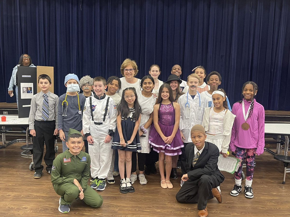 We love when former Cardinals come back to support our students! #OnceACardinalAlwaysACardinal <a href="/HumbleISD_FCE/">Fall Creek Elem</a>