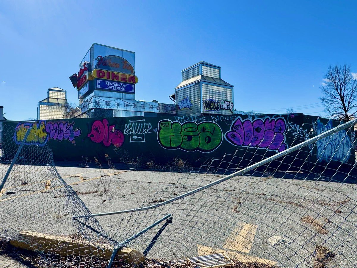 Taking Action for Our Community! 🚨 This morning, I gathered local agencies to tour the old Pelham Diner site and address illegal dumping, graffiti, and other persistent issues. This eyesore has impacted our neighborhood for too long—it’s time for a real transformation!