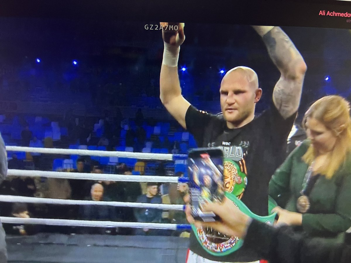 Pięknie to wygląda 🔥 Maciej Sulęcki miał zostać pożarty w Kazachstanie i mało kto dawał mu szanse, a tu aż 4 nokdałny (dwa już w pierwszej minucie) i koniec końców TKO w ostatniej rundzie 👏
Akhmedov totalnie bez szczęki a Maciek z pasem WBC Silver i… blisko walki z Canelo? 😃