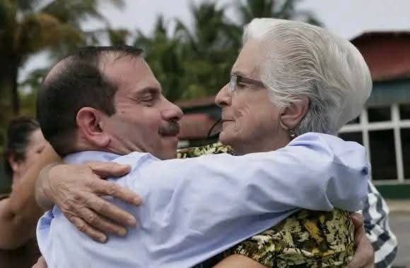 YamileRamosCord's tweet photo. Tras quince años de injusto encarcelamiento por defender a su Patria, el 28 de febrero de 2014 llegó a #Cuba el luchador antiterrorista, Fernando González Llort. Héroe de la República de #Cuba. #PinardelRío https://t.co/DcoF72HaXC