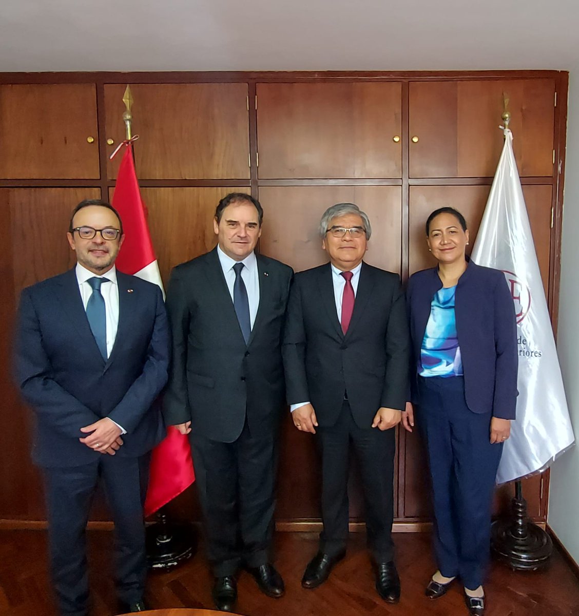 odearequipa's tweet photo. En horas de la mañana el Ministro C.  Augusto Galarza, Director de @odearequipa, recibió la visita del Embajador de Chile en Perú, Oscar Fuentes; Embajadora Marta Bonet, Directora General de Asuntos Consulares y el Cónsul General de Chile en Arequipa, Jorge A. Iglesias Mori. https://t.co/Q2BaTdctiM