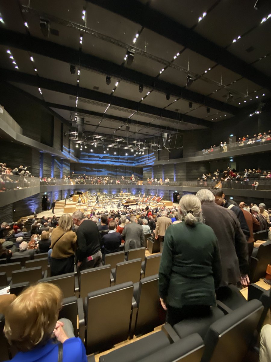 Feueralarm in der Isarphilharmonie im BRSO-Konzert, Publikum muss Saal verlassen. Plötzlich heißt es: Fehlalarm, alle wieder rein! Die Leut sitzen erwartungsvoll, dann Ansage, dass die Sicherheit doch nicht gewährleistet sei. Endgültiger Abbruch. Sprinkler tropfen 💧