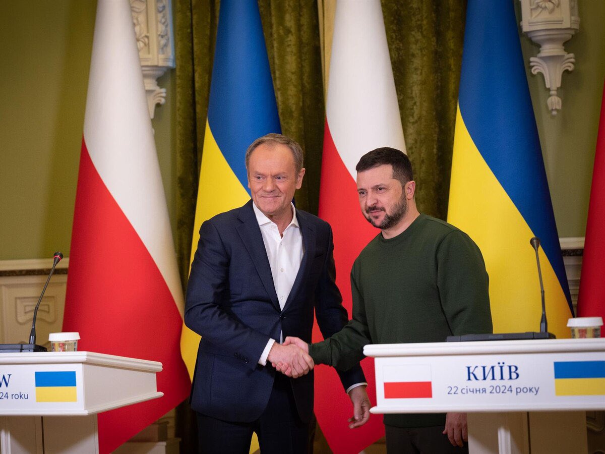agusantonetti's tweet photo. 🇺🇦🇵🇱 | URGENTE: Pronunciamiento de Polonia: PM Donald Tusk.

“Querido Zelensky, queridos amigos ucranianos, NO están solos”.

Polonia ha enviado 45 paquetes militares a Ucrania y en estos momentos preparan el 46. Para el pueblo polaco, parar a Putin es algo crucial. https://t.co/bs9tfY5rwQ