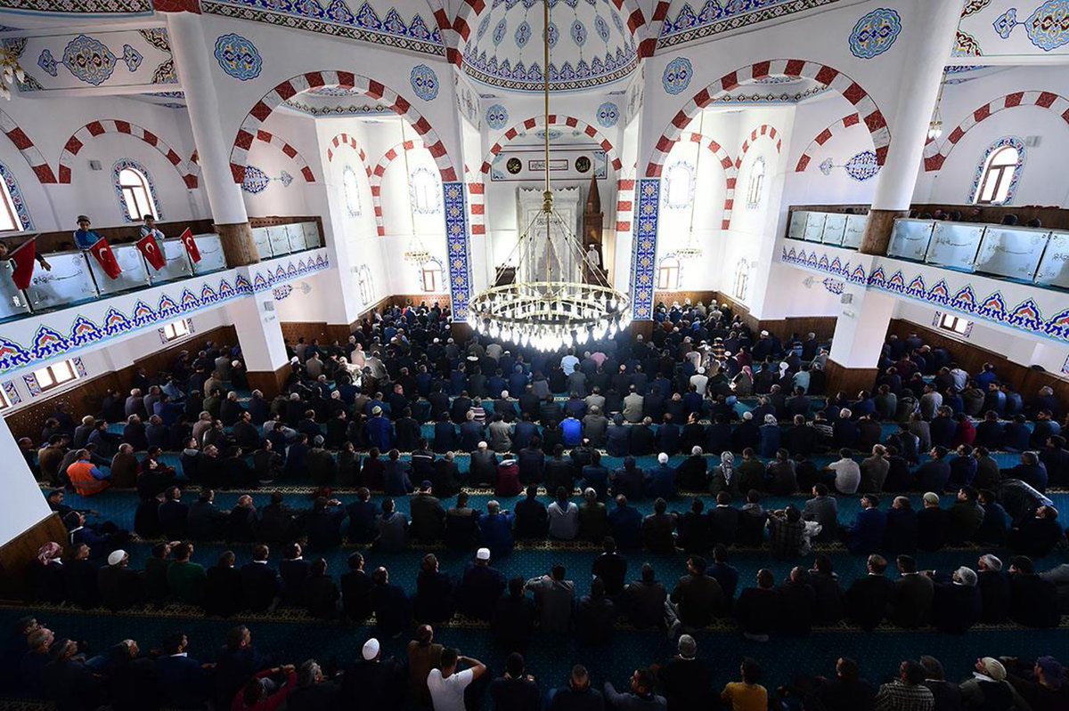 Başı rahmet, ortası mağfiret ve sonu cehennem azabından kurtuluş olan 11 ayın ayın sultanı #Ramazan’ımızın İslam alemine bereket getirmesini temenni ediyor, kardeşlik bağlarımızı daha da güçlü kıldığımız bir Ramazan diliyorum. 🌙