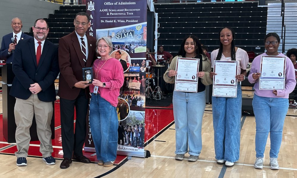 DHS Students receive College Scholarships dcs.edu/o/dhs/article/…