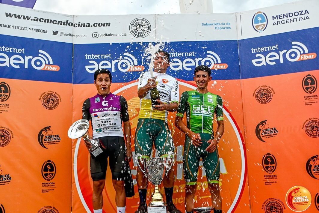 PeruanaCiclismo's tweet photo. El ciclista peruano André González Zenteno se coronó campeón de la Vuelta de Mendoza 2025 🏆 🇵🇪 tras 8 etapas. Royner Navarro fue segundo. 🚴🏼♂️
Felicitaciones André!
#CiclismoPeruano #FDPC
@ipdperu @copteamperu @C0PACI @Agencia_Andina @DiarioRecordpe https://t.co/IEYLdnGOh4