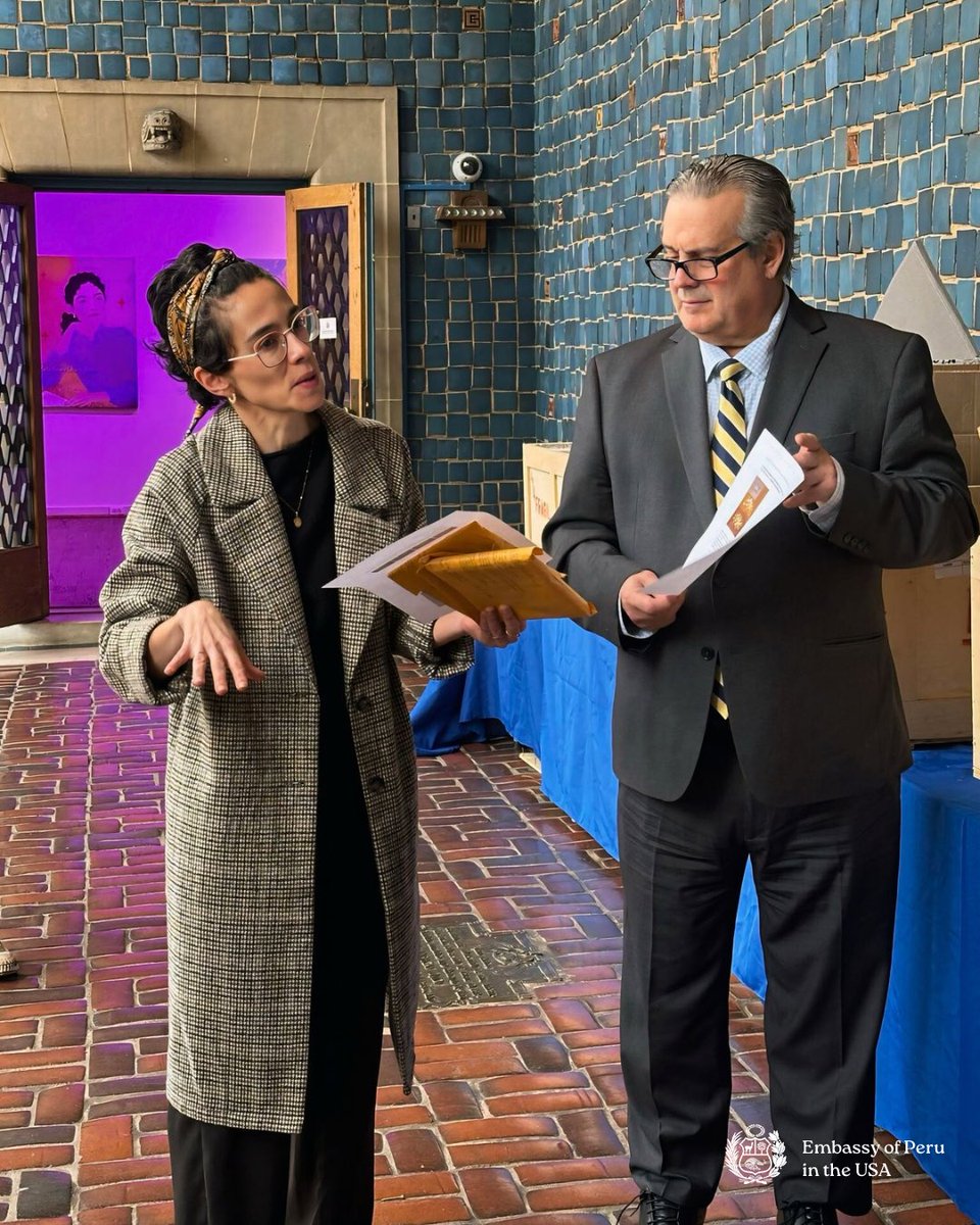 PeruInTheUSA's tweet photo. Ambassador @alfredoferrerod presented El Viaje/Desplazamientos, a piece donated by Peruvian artist @cruncietanaka, to @AMAmuseum. @CancilleriaPeru
#PeruvianArt #PeruvianCulture https://t.co/xUOAbfCUpX