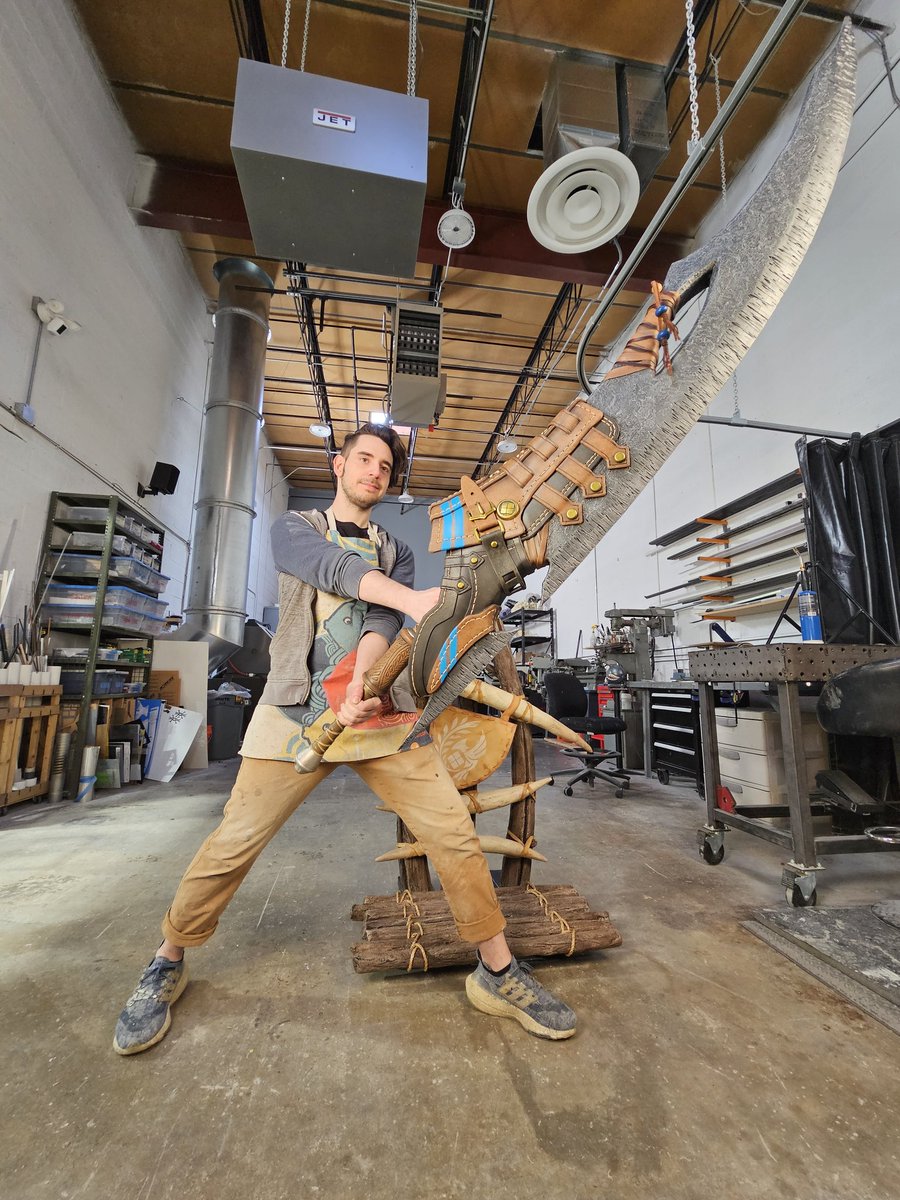 cutemonsterprop's tweet image. Happy Monster Hunter day. I helped a tiny bit on this very, very large sword from Wilds. More importantly though I got to play with it before we sent it out.