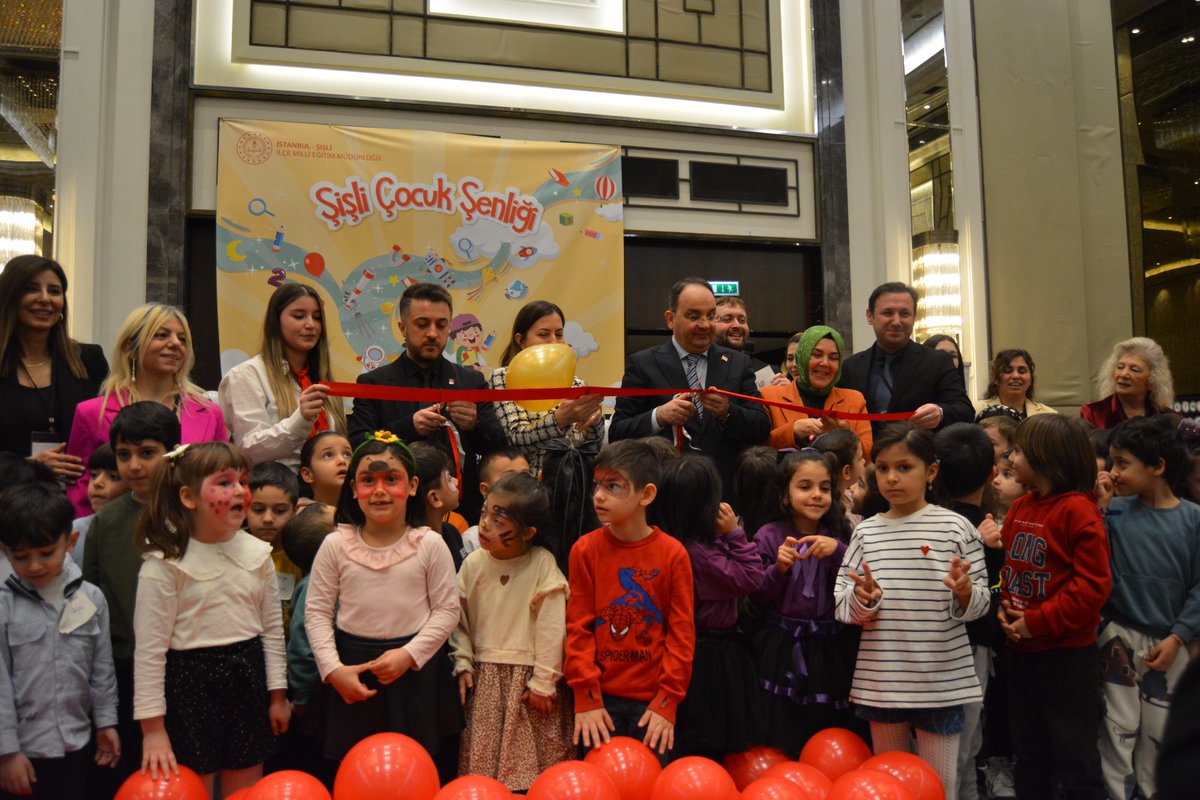 sislimem's tweet photo. Şişli Çocuk Şenliğimiz, Kaymakamımız Sayın Cevdet Ertürkmen, İlçe Millî Eğitim Müdürümüz Sevgi Yücel'in ve davetlilerin katılımı ile, Hilton İstanbul Bomonti Hotel'de gerçekleştirildi. https://t.co/RyQ9AjRH5n
