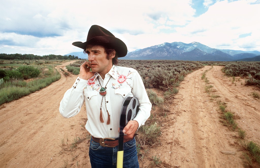 Next weekend, March 8-9, the gallery will be exhibiting at the High Desert Art Fair, hosted at the legendary Pioneertown Motel! ⁠
Tickets available now—link in bio. ⁠
Dennis Hopper in Taos, New Mexico, 1970⁠
© Douglas Kirkland⁠
⁠