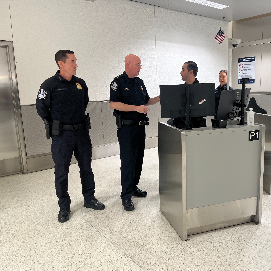 OFODEAC's tweet image. When Americans &amp;amp; int&apos;l visitors arrive at US airports, @CBP ensures secure &amp;amp; speedy processing to get them on their way. Grateful to observe CBP operations @iflymia. Our dedicated teams utilize advanced tech in their efforts to uphold CBP&apos;s border security mission. #OFOProud🇺🇸