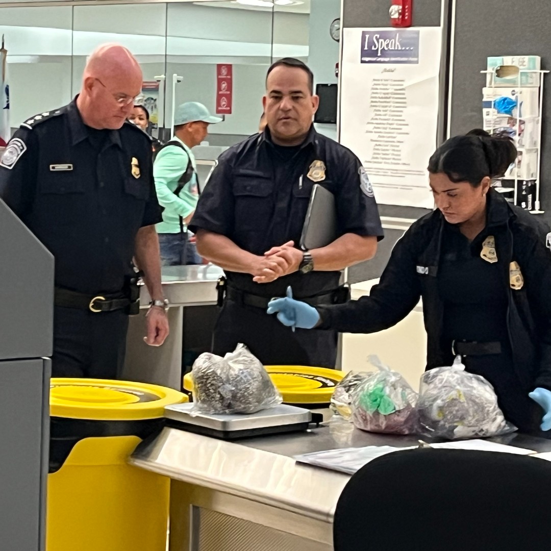 OFODEAC's tweet image. When Americans &amp;amp; int&apos;l visitors arrive at US airports, @CBP ensures secure &amp;amp; speedy processing to get them on their way. Grateful to observe CBP operations @iflymia. Our dedicated teams utilize advanced tech in their efforts to uphold CBP&apos;s border security mission. #OFOProud🇺🇸