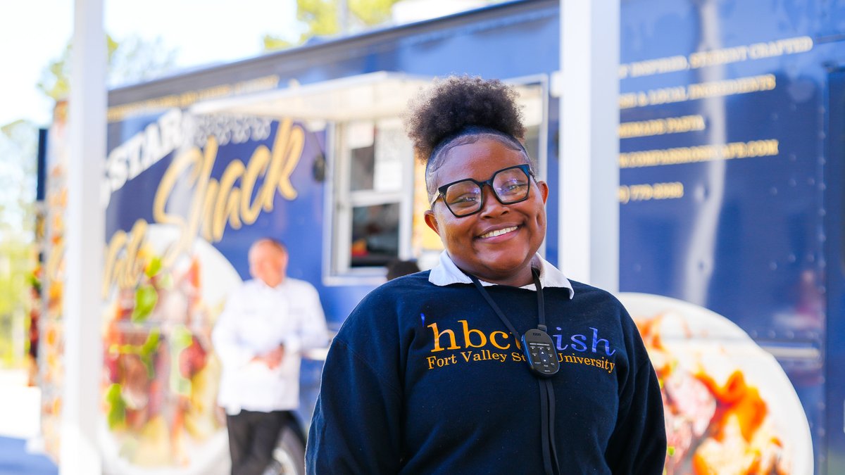 BibbCTAE's tweet photo. Shoutout to Mac Shack for serving up delicious eats to the amazing faculty and staff at Veterans Elementary School today! Great food, great people—job well done!
#BibbCTAE #CTAEdelivers
#MacShack #FuelingOurEducators #JobWellDone https://t.co/n7w1VCGiTq