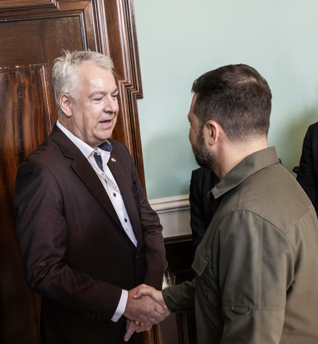Jeg er bekymret for hvilken verden vi vågner op til i morgen.
Hvordan kan lederen af den frie verden behandle President Zelensky, som han gjorde i det ovale værelse?
Nu må vi rykke sammen i Europa og stå sammen med den ukrainske President og det ukrainske folk.