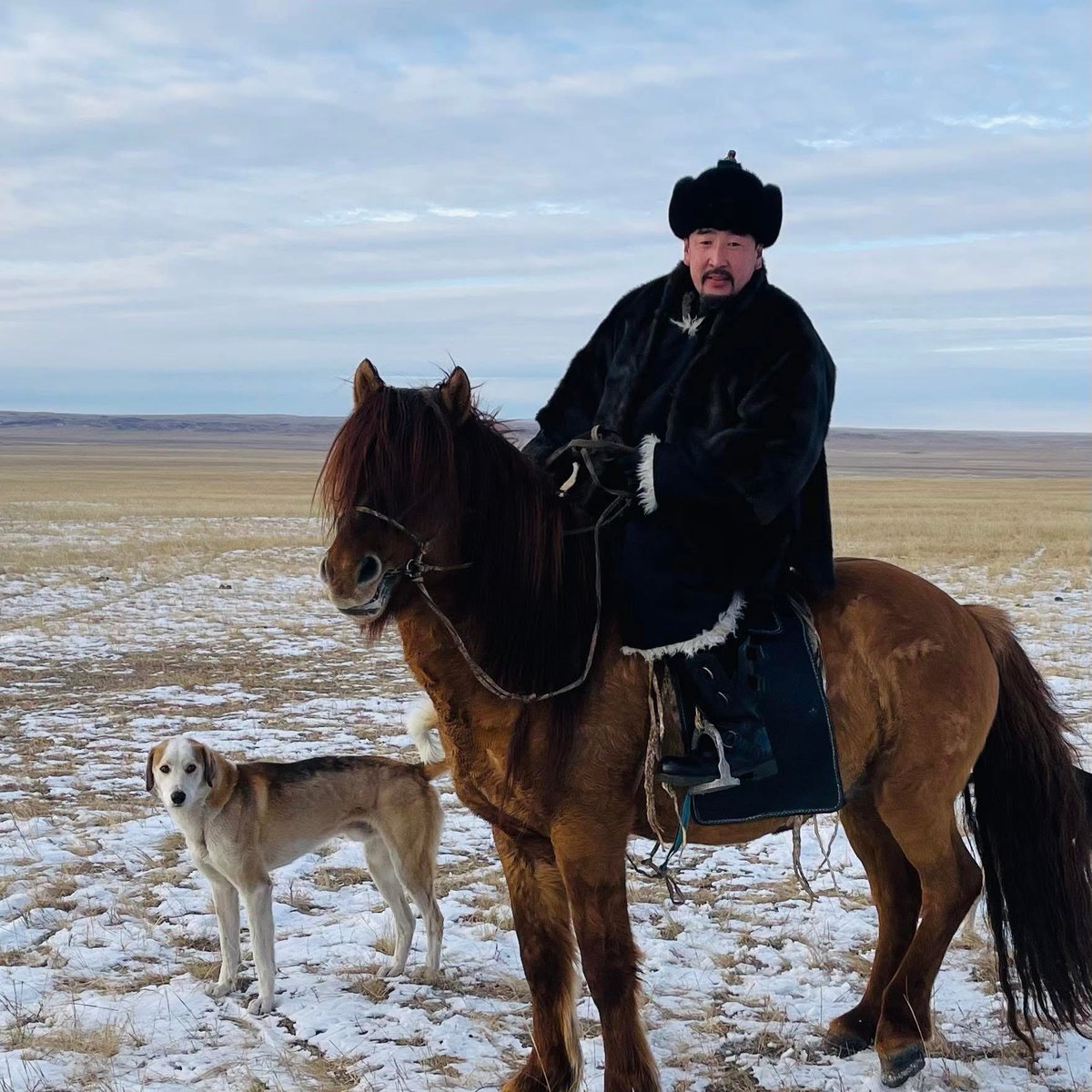 Хамгаас эрхэм танд XVII Жарны "Элдэв эрдэнэт" хэмээх модон 🐍 Могой жилийн тэргүүн сарын шинийн нэгний өлзий дэмбэрэл дүүрэн энэ өдөр эрүүл энх, аз жаргалаар дүүрэн байхыг ерөөе. 

Сар шинэдээ сайхан шинэлээрэй.