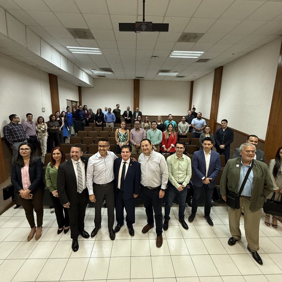 📚⚖ Integrantes de #AMMEL, el Magistrado Presidente <a href="/G_Anduro/">Vladimir Gómez A.</a> y la Magistrada <a href="/AdileneMontoyaC/">Adilene Montoya Castillo</a> asistieron a la presentación del libro “La Otra Reforma Laboral en México”, obra del Magistrado <a href="/SergioMolinaMTZ/">Sergio Molina</a> Consejero de la Judicatura Federal.