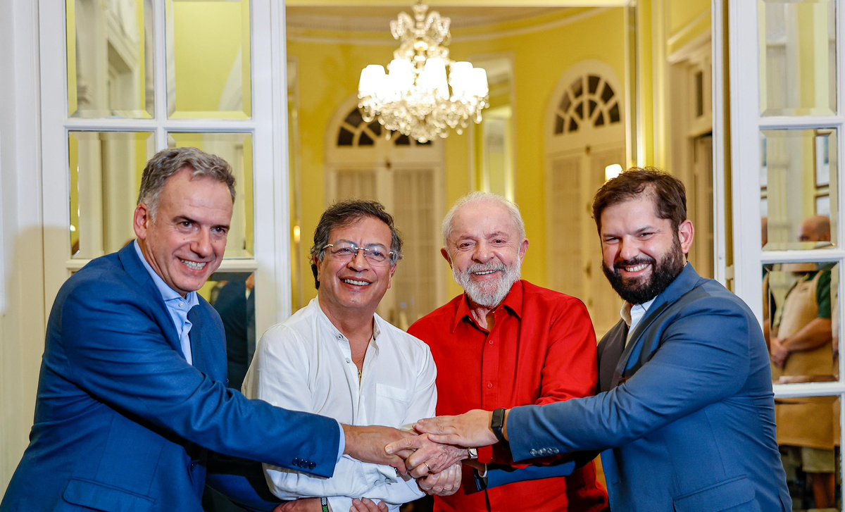 Lula (@lulaoficial) on Twitter photo Um encontro para fortalecer a democracia com os companheiros presidentes do Chile, <a href="/GabrielBoric/">Gabriel Boric Font</a>, da Colômbia, <a href="/petrogustavo/">Gustavo Petro</a>, e o presidente eleito do Uruguai, <a href="/OrsiYamandu/">Yamandú Orsi</a>, na embaixada brasileira em Montevidéu. 🇧🇷🇨🇱🇨🇴🇺🇾
📸 <a href="/ricardostuckert/">Ricardo Stuckert</a> Um encontro para fortalecer a democracia com os companheiros presidentes do Chile, <a href="/GabrielBoric/">Gabriel Boric Font</a>, da Colômbia, <a href="/petrogustavo/">Gustavo Petro</a>, e o presidente eleito do Uruguai, <a href="/OrsiYamandu/">Yamandú Orsi</a>, na embaixada brasileira em Montevidéu. 🇧🇷🇨🇱🇨🇴🇺🇾
📸 <a href="/ricardostuckert/">Ricardo Stuckert</a>