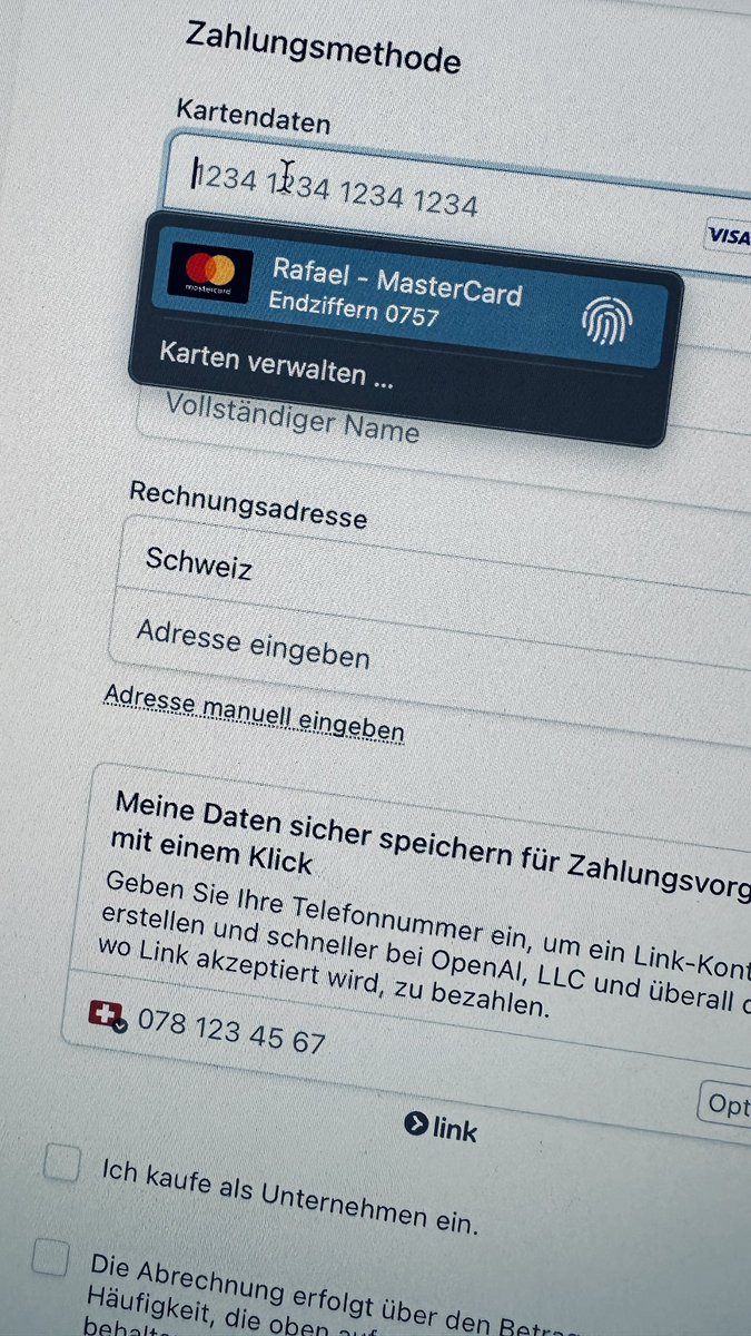 _kolbicz's tweet image. Today, I tried to pay online, and Safari suggested an unknown credit card. No idea whose it is. I googled it, and apparently, this happens often?! The card was expired, and the CVV was missing, but still… 🤯