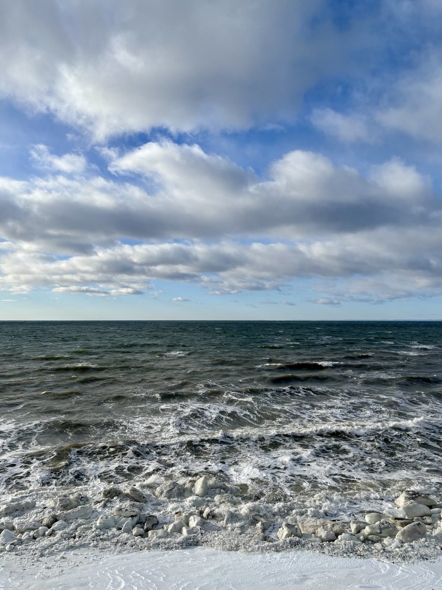 NMatanais's tweet photo. Le fleuve St-Laurent aujourd’hui #PetitMatane #Matanie #Gaspésie #Québec https://t.co/DqMOsrz6Om